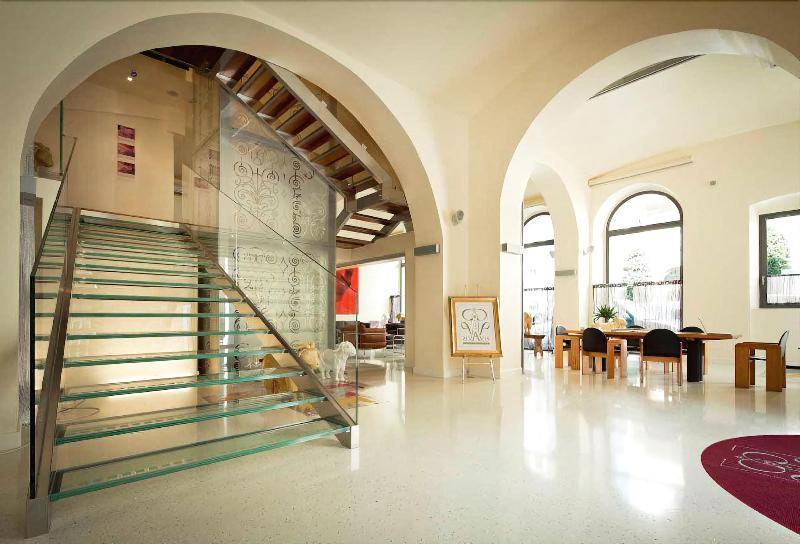 Hotel Vis A Vis 4*